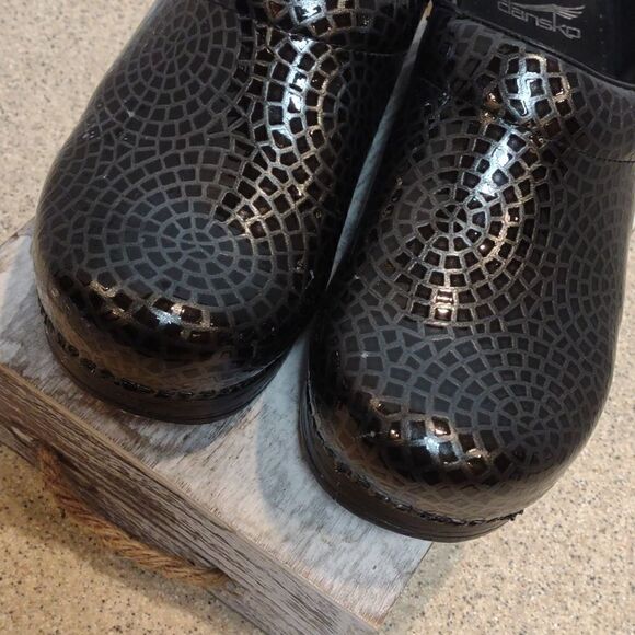 👍 Dansko Black Patterned Clogs ** Flawed**. Size 38.   A3. - Picture 2 of 9